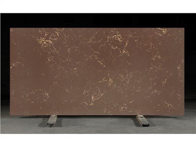 Piatra de cuarț cu aspect de marmură maro cu vene aurii